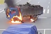 (ویدیو) لحظه آتش گرفتن موتورسوار پس از برخورد با کامیون