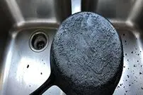 (ویدیو) با این ترفند چربی زیر قابلمه را در یک چشم به هم زدن پاک کنید