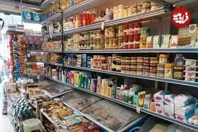 عکس| سفر به گذشته؛ صاحب مغازه و شاگردش در یک سوپرمارکت در تهران؛ دهه 50
