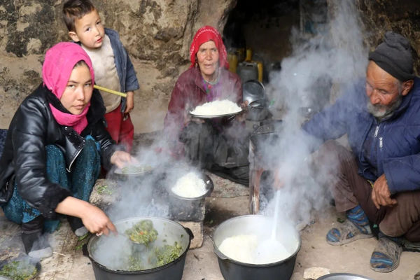 ( ویدئو) فرآیند پخت یک غذا با سبزیجات محلی توسطیک زوج مسن غارنشین افغان