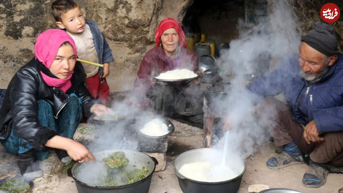 ( ویدئو) فرآیند پخت یک غذا با سبزیجات محلی توسط یک زوج مسن غارنشین افغان