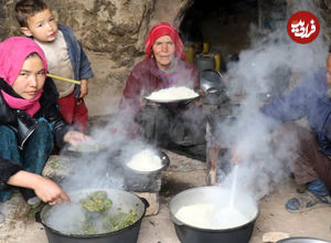 ( ویدئو) فرآیند پخت یک غذا با سبزیجات محلی توسطیک زوج مسن غارنشین افغان