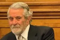 عکس| سفر زمان؛ «بهروز وثوقی» با عصای زیربغل در نمایی از فیلم «دنیای آبی»؛ سال 48