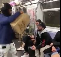 ( ویدیو) حرکت وحشیانه یک مرد داخل مترو؛ ریختن موش بر سر یک مسافر!