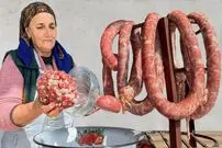 (ویدئو) فرآیند تهیه سوسیس خانگی توسط یک خانواده روستایی آذربایجانی
