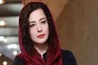 تصاویر؛ مهراوه شریفی‌نیا در اکران مردمی «سالن چهار»؛ استایلی رسمی با شال قرمزرنگ و موهای فرفری