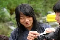 عکس| سفر زمان؛ «موهیول» در حال خواندن مجلۀ مُد در پشت‌صحنه «امپراتور بادها»