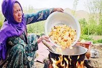 ببینید؛ غذای روستایی در افغانستان؛ پخت خوراک بادمجان و سیب زمینی در طبیعت
