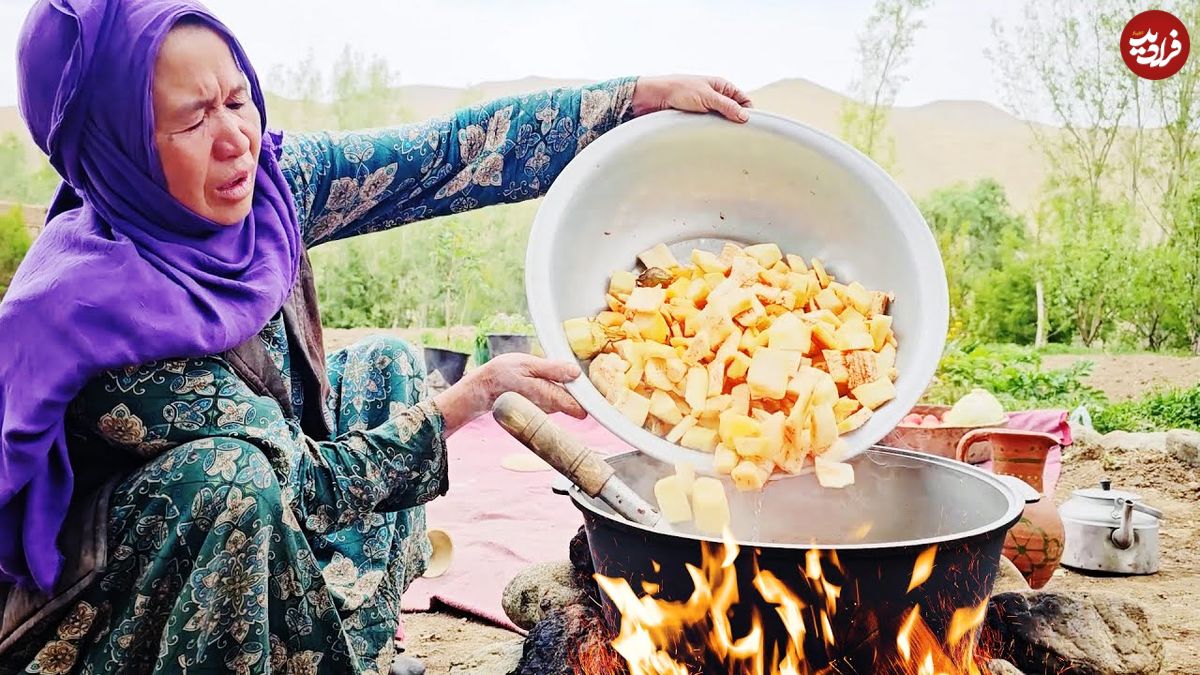 ببینید؛ غذای روستایی در افغانستان؛ پخت خوراک بادمجان و سیب زمینی در طبیعت