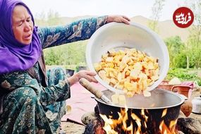 ببینید؛ غذای روستایی در افغانستان؛ پخت خوراک بادمجان و سیب زمینی در طبیعت