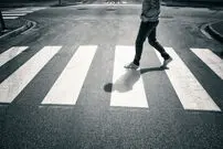 ( ویدیو) نجات ترسناک یک عابرپیاده از حادثه تصادف