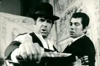 عکس| سفر در زمان؛ «بهروز وثوقی و عباس شباویز» در پشت صحنه فیلم قیصر؛ سال 48