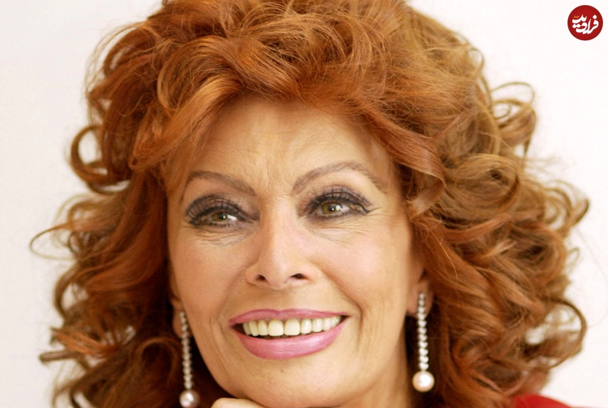 عکس| سفر در زمان؛ «سوفیا لورن» در حال بغل کردن یک سگ کوچک در ساحل کن؛ سال 1333