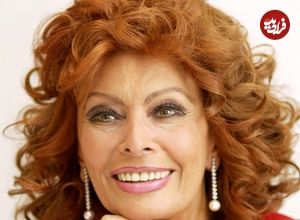 عکس| سفر در زمان؛ «سوفیا لورن» در حال بغل کردن یک سگ کوچک در ساحل کن؛ سال 1333