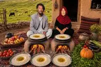 ببینید| غذای روستایی در افغانستان؛ پخت شیر برنج روی آتش توسط زوج مسن افغان