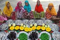 ببینید| غذای روستایی در هند؛ پخت خوراک با ماهی کپور ریز توسط 12 آشپز روستایی