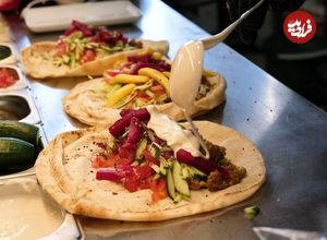 ببینید| غذای خیابانی در ترکیه؛ مهارت آشپزهای ترک در تهیه فلافل لبنانی و حمص در استانبول