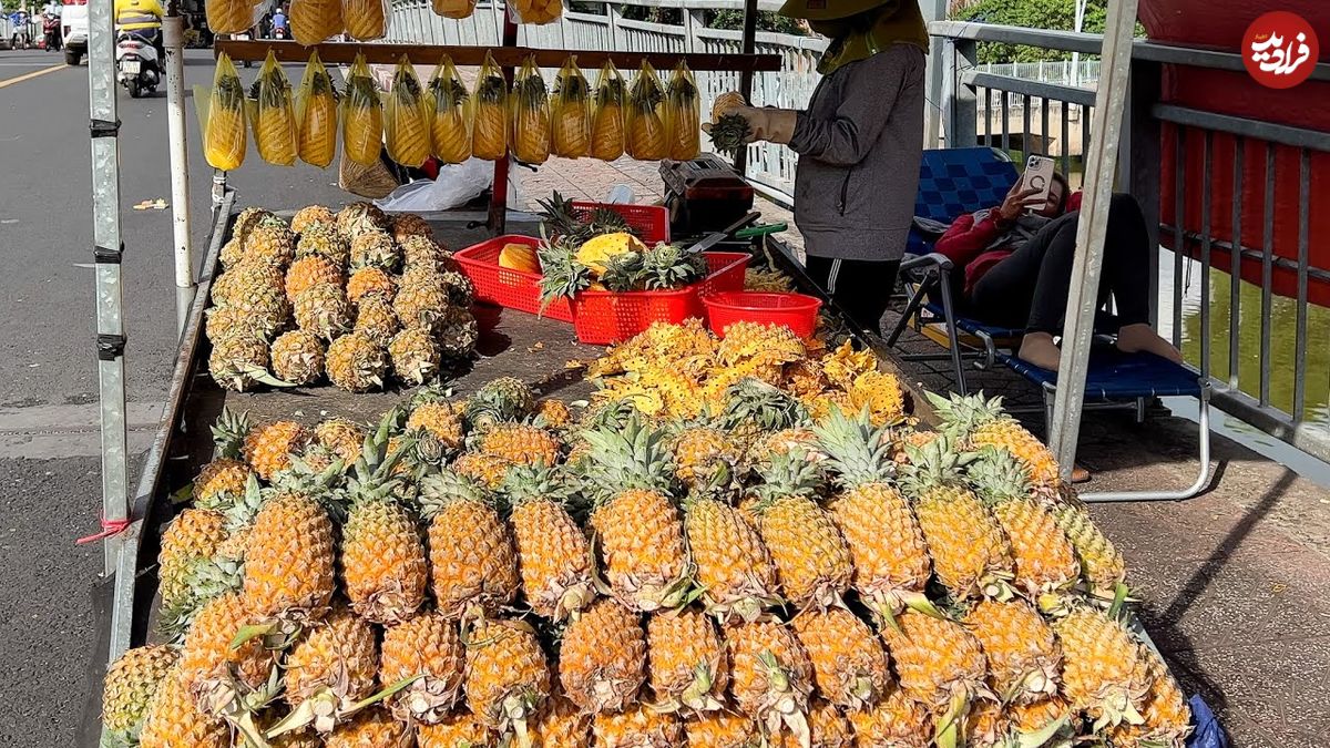 ببینید؛ مهارت دیدنی فروشنده خیابانی در برش سریع آناناس در ویتنام