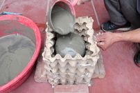 ببینید؛ نحوه ساخت یک گلدان متفاوت با شانه تخم مرغ و سیمان 