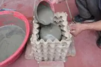 ببینید؛ نحوه ساخت یک گلدان متفاوت با شانه تخم مرغ و سیمان 