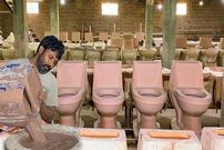 ببینید؛ مراحل ساخت توالت فرنگی در کارگاهی در پاکستان