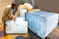 ببینید؛ فرآیند تماشایی تولید قالب های بزرگ یخ در کارخانه ای در پاکستان