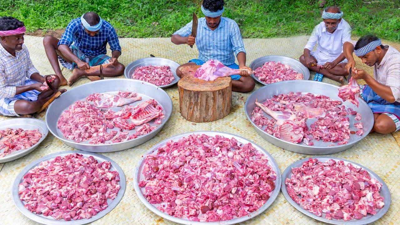 (ویدئو) پخت خورشت کاری با 80 کیلو گوشت بره به روش پدر و پسران روستایی هندی