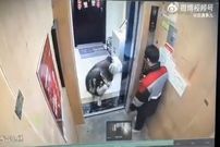 ببینید؛ حمله سگ به یک مرد داخل آسانسور!
