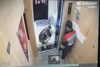 ببینید؛ حمله سگ به یک مرد داخل آسانسور!