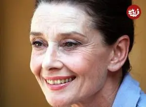 عکس| سفر در زمان؛ «آدری هپبورن 21 ساله» در حال بغل گرفتن یک سگ؛ سال 1328