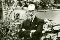 عکس| سفر به تاریخ؛ نوۀ شاه قاجار در کنار شاعر معروف در حال کشیدن قلیان