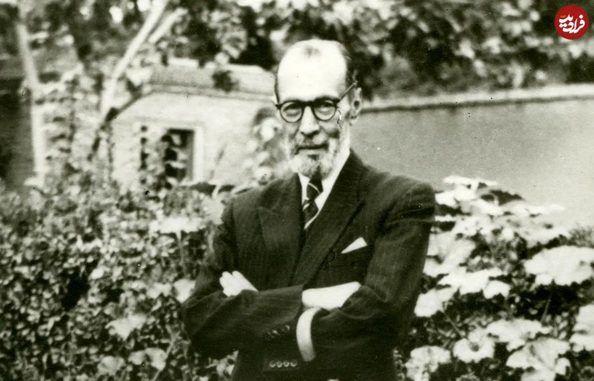 عکس| سفر به تاریخ؛ نوۀ شاه قاجار در کنار شاعر معروف در حال کشیدن قلیان