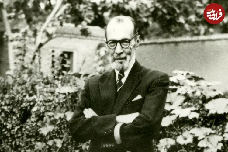 عکس| سفر به تاریخ؛ نوۀ شاه قاجار در کنار شاعر معروف در حال کشیدن قلیان