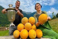 ببینید؛ غذای روستایی در آذربایجان؛ تهیه مربای ملون و پخت کروسان در طبیعت