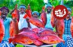 ببینید؛ غذای روستایی در هند؛ کباب ماهی سرخو با کمک برگ موز، فویل و گِل