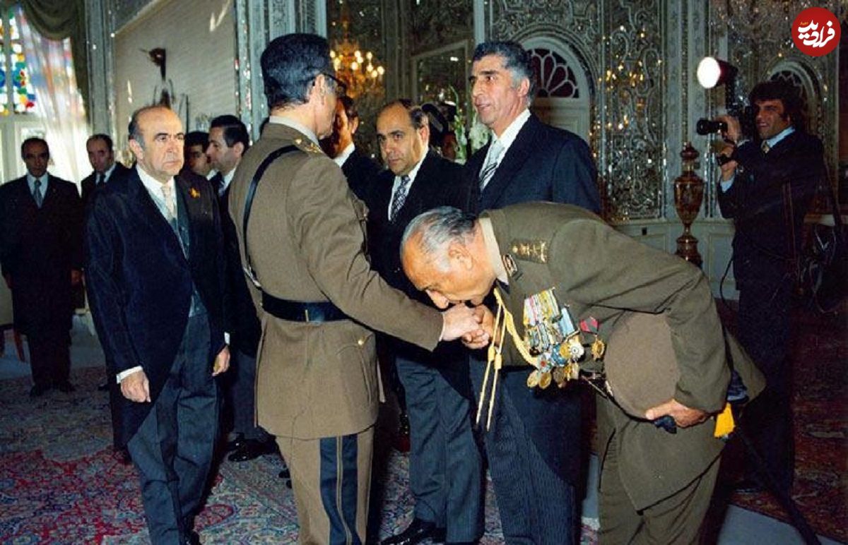 عکس؛ سفر در زمان؛ «رئیس ساواک و خانواده در کنار هلی کوپتر شخصی شان»؛ دهه 50