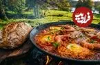 ببینید| غذای روستایی در انگلیس؛ پخت املت شاک شوکا با مرغ و میگو همراه با نان در جنگل