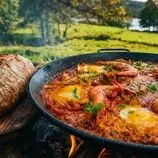 ببینید| غذای روستایی در انگلیس؛ پخت املت شاک شوکا با مرغ و میگو همراه با نان در جنگل