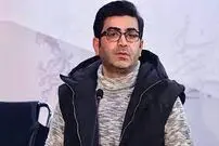 عکسی تلخ از فرزاد حسنی بر سر مزار مادرش 
