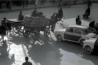 عکس| سفر در زمان؛ سفر به دهه ۴۰ تهران؛ قابی نایاب از تجریش و خودروهای کلاسیک