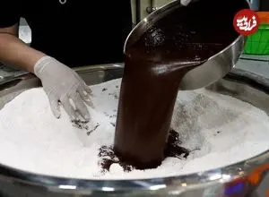 ببینید| غذای خیابانی در کره؛ مهارت آشپزها در تهیه کیک برنجی شکلاتی در سئول