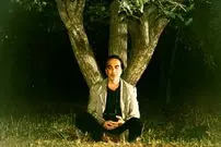 عکس؛ سفر در زمان؛ همایون ارشادی، عباس کیارستمی و داریوش مهرجویی در پشت‌صحنه‌ی فیلم درخت گلابی 