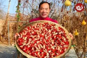 ببینید| غذای روستایی در چین؛ پخت نودل با خرچنگ آب شیرین