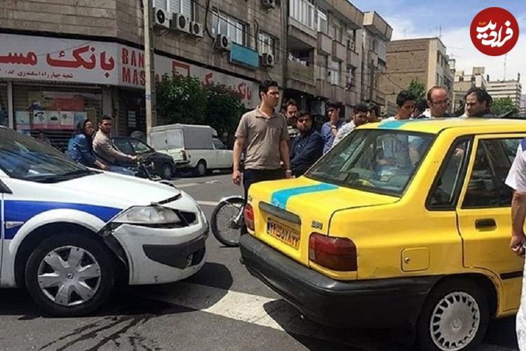 ببینید؛ تصادف عجیب خودروی سواری با ماشین پلیس حین بازرسی!