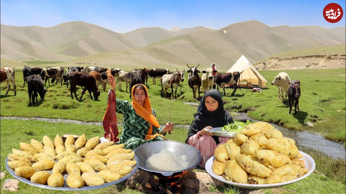 ببینید؛ غذای عشایری در افغانستان؛ پخت یک غذای محلی با سیب زمینی و گوشت