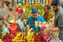 ببینید| غذای خیابانی در پاکستان؛ هنر فروشنده خیابانی در تهیه آبمیوه موز و آناناس در کراچی