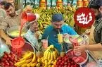 ببینید| غذای خیابانی در پاکستان؛ هنر فروشنده خیابانی در تهیه آبمیوه موز و آناناس در کراچی