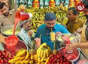 ببینید| غذای خیابانی در پاکستان؛ هنر فروشنده خیابانی در تهیه آبمیوه موز و آناناس در کراچی