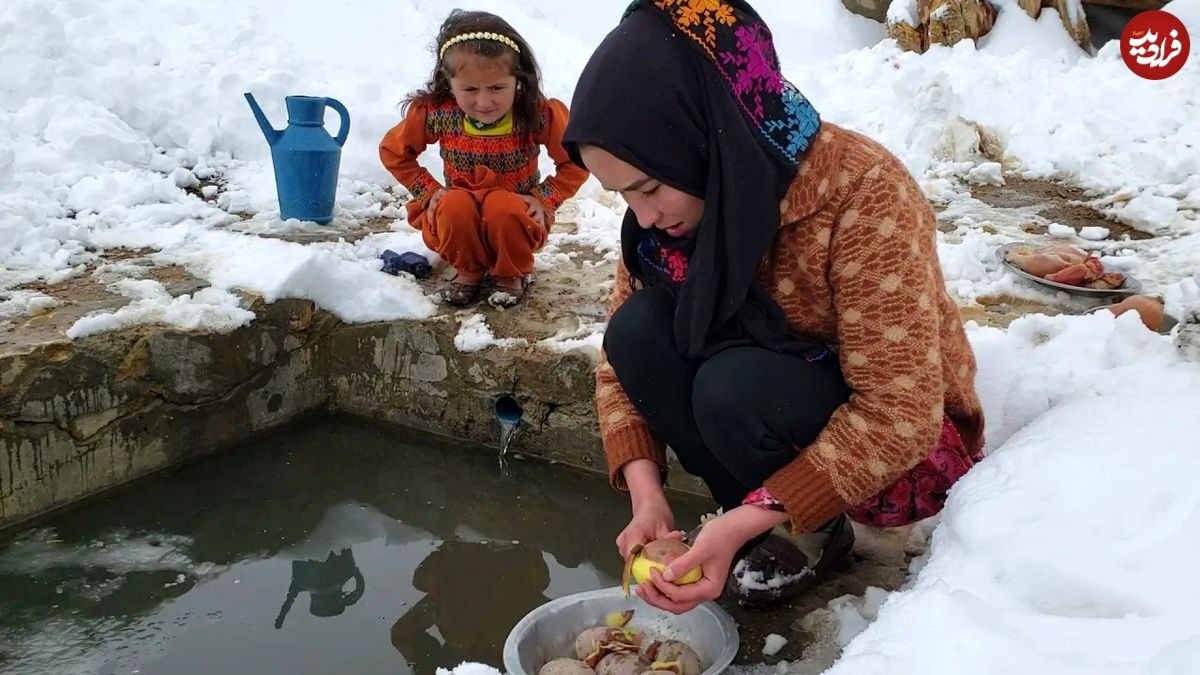 (ویدئو) پخت آبگوشت مرغ به سبک زن جوان روستایی افغانستانی در هوای سرد و برفی