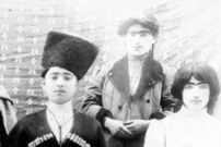 عکس؛ سفر به تاریخ؛ دستۀ «مطرب‌ها» با ساز و قلیان؛ بیش از یک قرن قبل